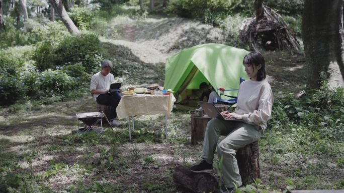 一位日本母亲在露营地打工作视频电话