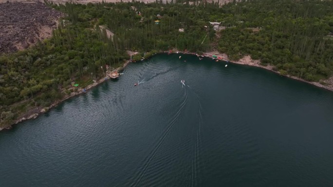 鸟瞰图上Kachura湖Skardu与船尾流涟漪看到的水面。缓慢后拉投篮，上升