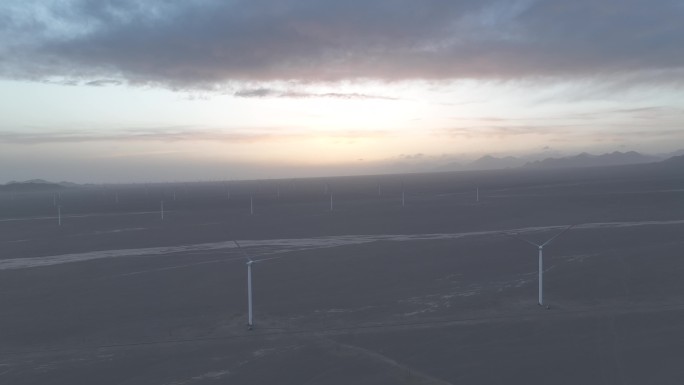 夕阳下的风力发电 青海冷湖镇