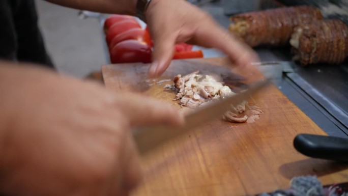土耳其街头小吃Kokorec由羊肠在柴烧烤炉中烹制而成。