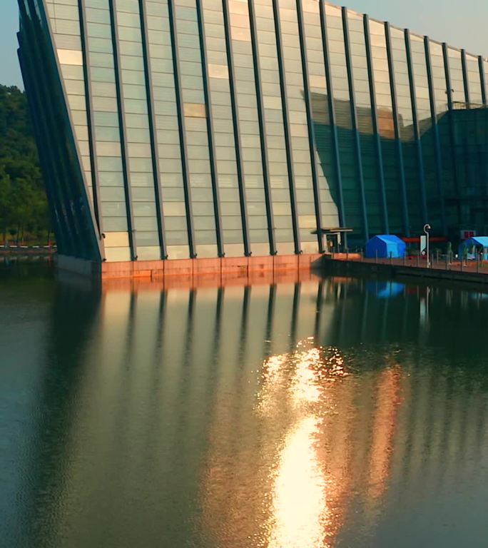 武汉江夏中山舰旅游区建筑湖面反光航拍竖屏