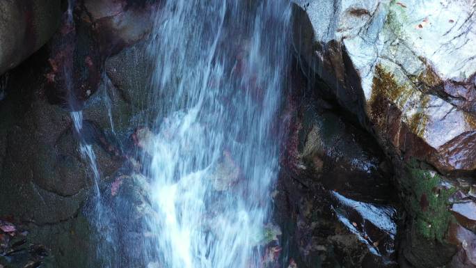 航拍秦岭秋天景色水源地山泉水流溪流河水