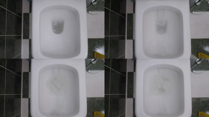 俯视图，水溅在马桶与洗涤剂。浴室室内清洁卫生五金特写。