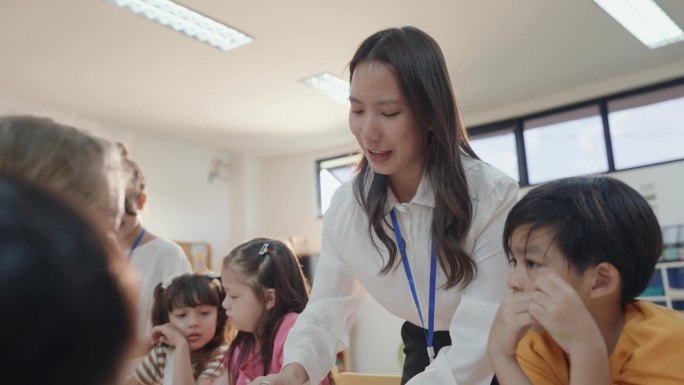 在一所国际学校，多种族的孩子们用可重复使用的瓶子进行创造性的实验和DIY艺术项目。