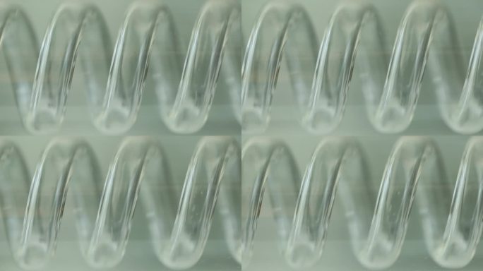 白色背景螺旋形玻璃化学实验室设备
