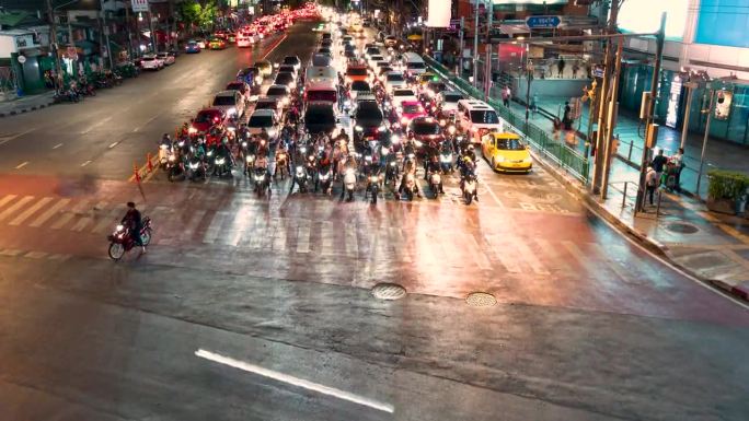 延时夜间曼谷街道上的交通。