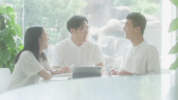 亚洲学生年轻人创业商业讨论交流微笑