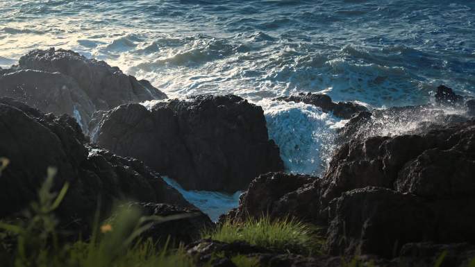 浪花礁石海浪拍打岩石