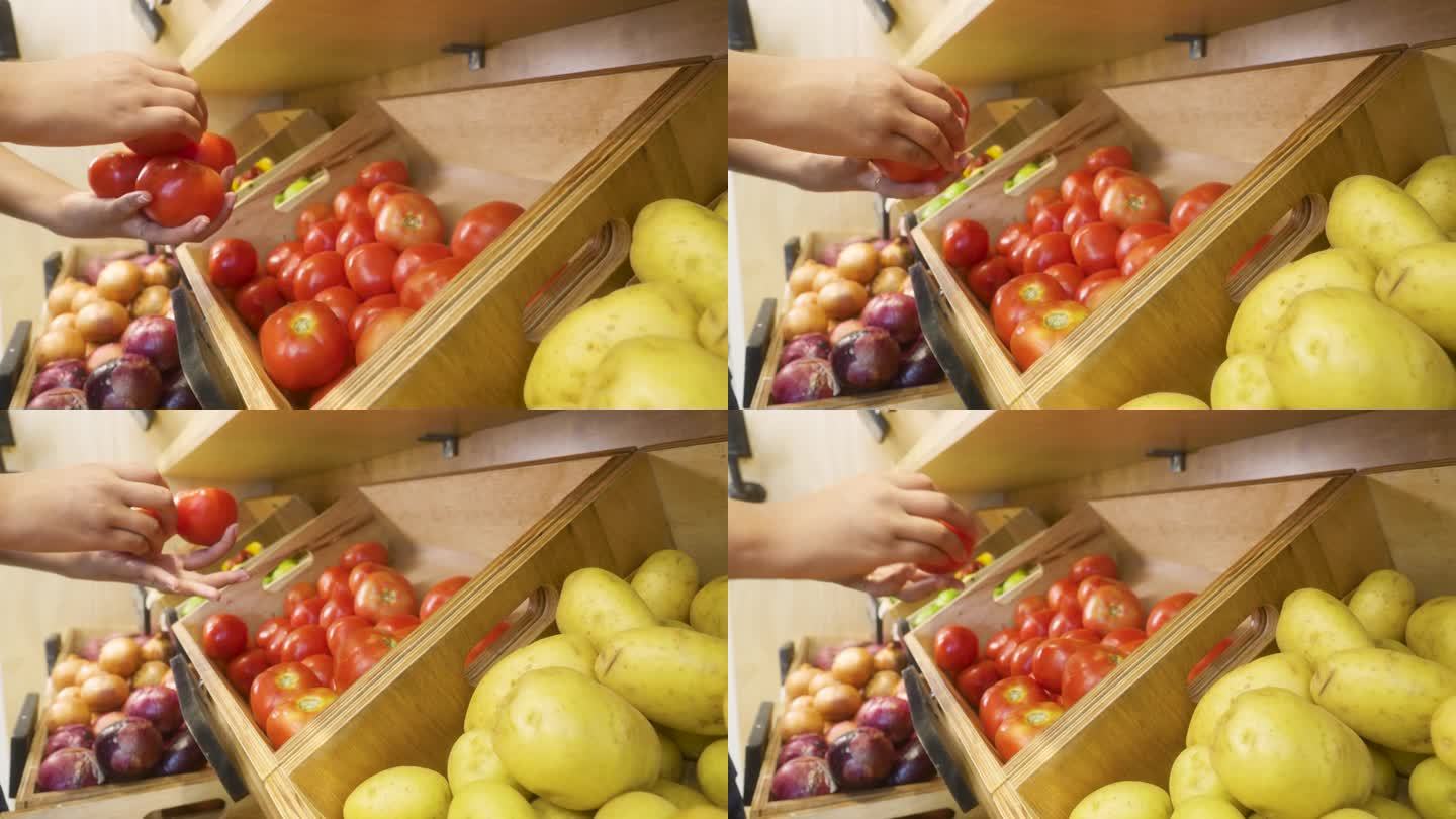 一个女人把西红柿放到超市的架子上