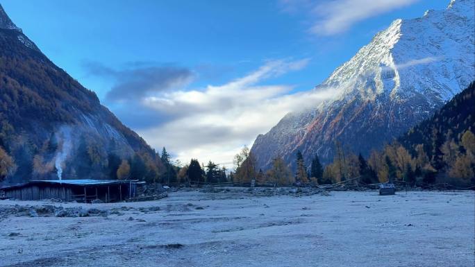 山谷 清晨 雪山 农家炊烟 山间房间