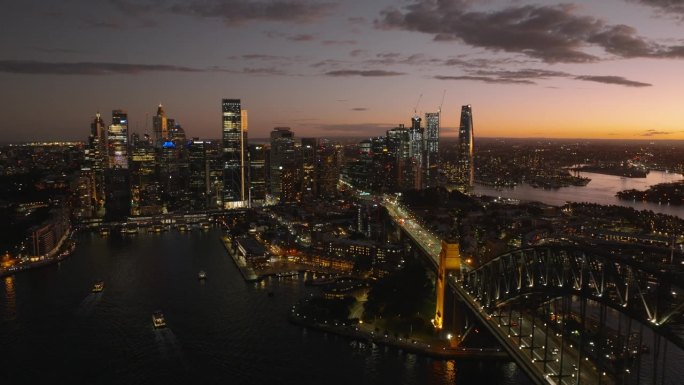 悉尼海港大桥和市中心悉尼城市天际线，澳大利亚，日落，美丽多彩的余辉，傍晚，广角电影建立架空