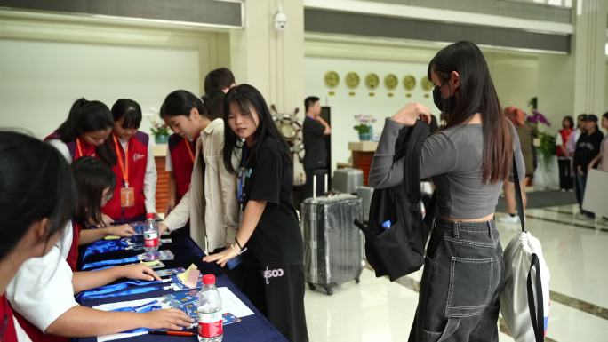 接机 前台登记 去开会 大学生 参会