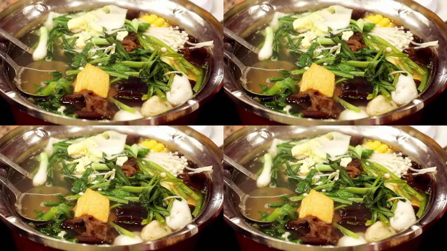 在泰国曼谷的一家餐馆里，热气腾腾的鸡汤里装满了豆腐、蔬菜、蘑菇、香料，并以独特的泰国调味料调味。
