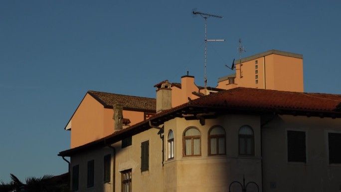 时间流逝的影子移动的建筑物在意大利老城的早晨