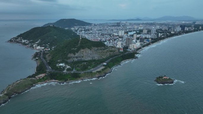 夕阳在沿海城市头头上空，沿海城市准备亮起灯，巴里亚头头省