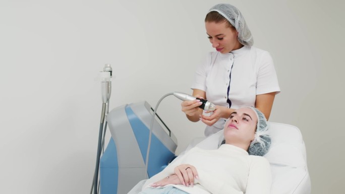一名年轻女子在一家美容诊所接受射频针的整容手术。美容和美容概念。
