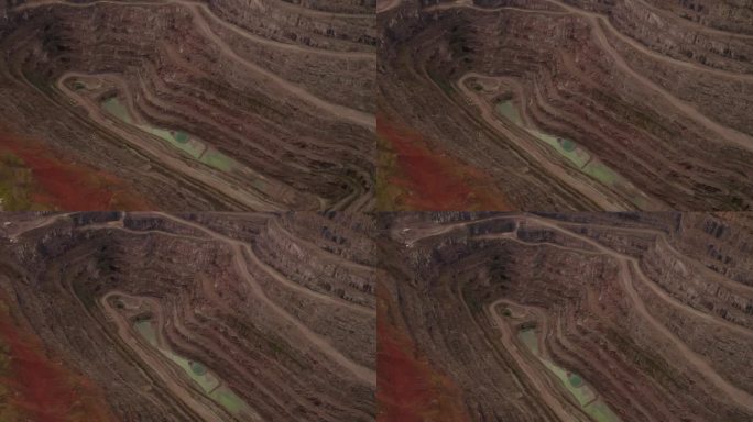 空中圆形慢动作飞越拍摄在英格兰的集料采石场，英国农村的土壤层和砾石路，没有机械