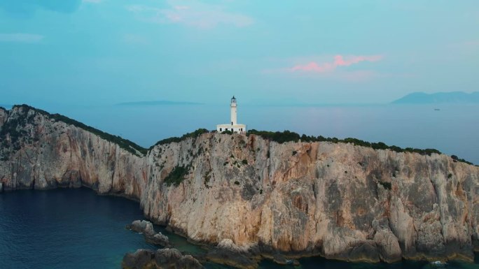 鸟瞰图Doukáto灯塔在悬崖边缘的莱夫卡达岛与朦胧的景观海为背景。后退，准备射击