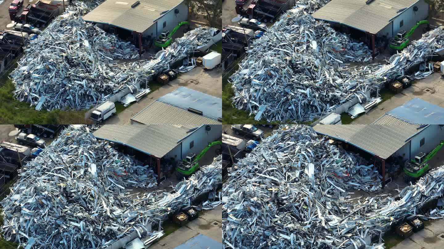 鸟瞰图:飓风伊恩横扫佛罗里达州后，从破碎的房屋中散落出一大堆废铝。循环再造流动房屋的破碎零件