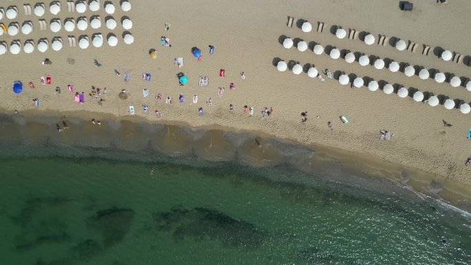 鸟瞰透明的蓝色大海，在夏天阳光明媚的日子里有美丽的海浪。热带景观从空气的海洋与蔚蓝的水，在日落沙底。