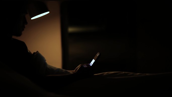 (4k原创)看手机 夜晚看手机 躺在床上