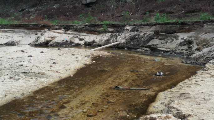 航拍秦岭秋天景色水源地山泉水流溪流河水