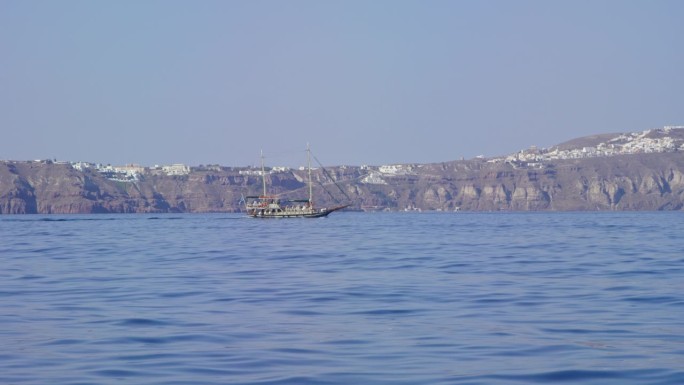 风平浪静的爱琴海上，希腊圣托里尼岛前的帆船渡船