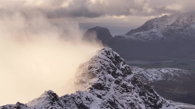 空中翱翔罗弗敦:在挪威史诗般的雪山上的无人机之旅