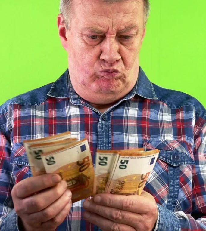 一位老人数着50欧元钞票，愤怒地退回。