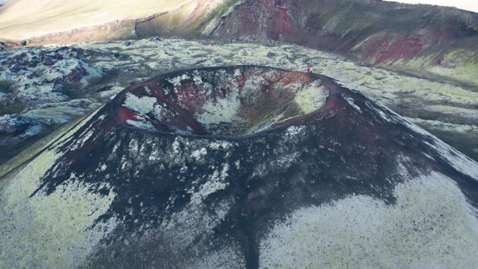 红绿相间的冰岛火山鸟瞰图，这是冰岛高地迷人的地质特征。它有一个雄伟的火山高峰。