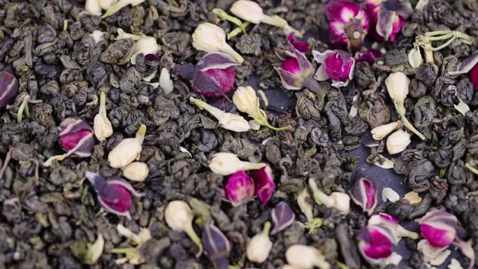 加入茉莉花和玫瑰花的干绿茶