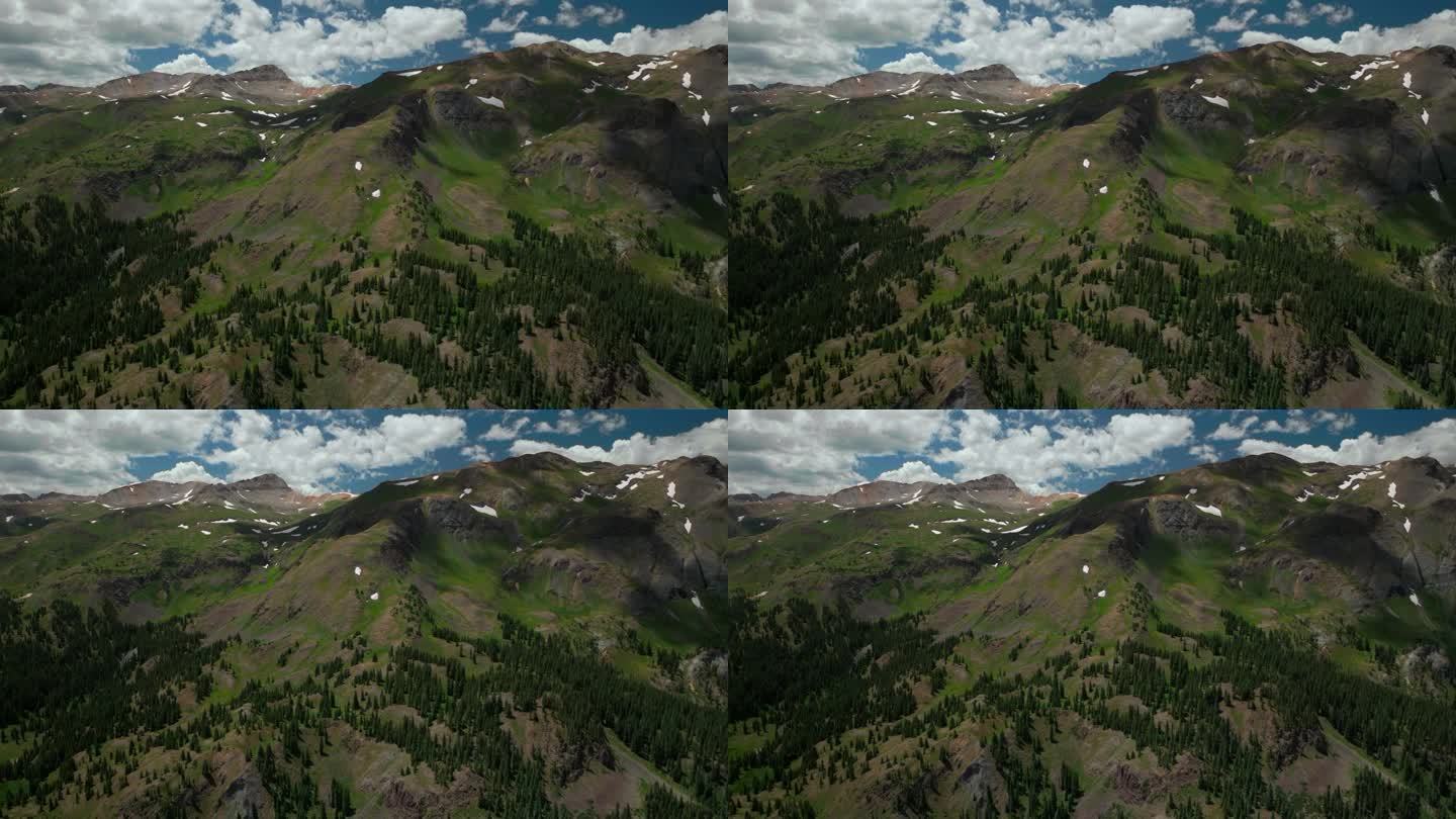 空中电影无人机夏天百万美元高速公路红山山口西尔弗顿Ouray特柳赖德下午绿色茂盛的野花路高海拔的风景