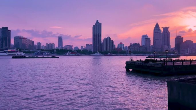 黄浦江畔外滩和十六铺码头的日落景观