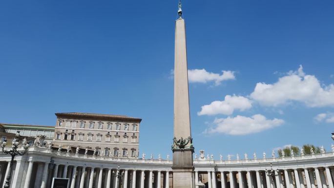 晴朗的日子里，罗马圣彼得广场上的方尖碑