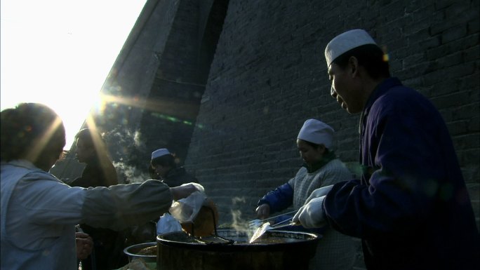 城墙根下炸油饼 古城早点摊