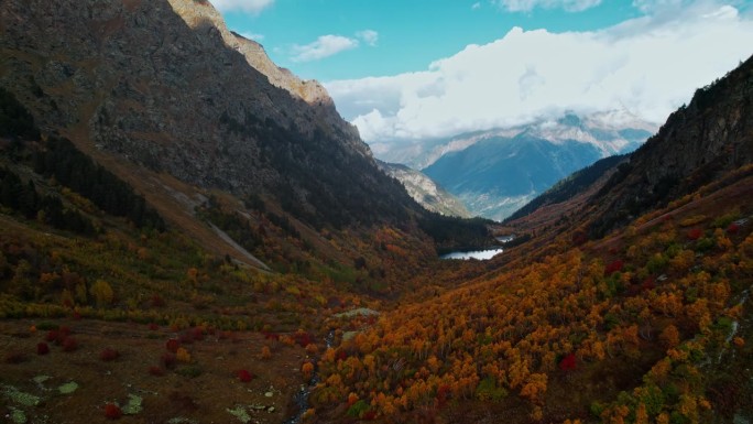 美丽的秋季高地，鸟瞰全景，自然景观与巨大的山脉