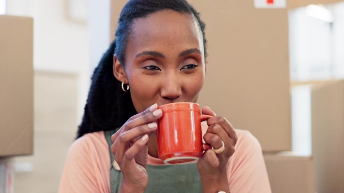 思考，新房子或快乐的黑人妇女用咖啡放松或庆祝房地产的目标。茶饮，计划或面对非洲人在梦想的家或公寓的房