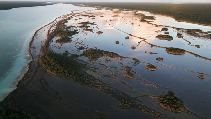 7色泻湖在墨西哥巴卡拉尔日落航拍镜头