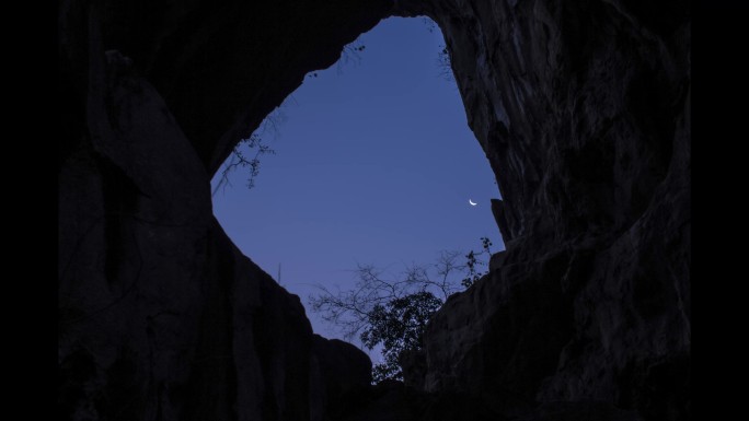 月亮在岩洞上空移动延时-柳州龙潭公园镜山