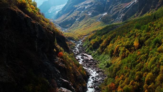 水从山流向小河在美丽的山谷在高地，鸟瞰图