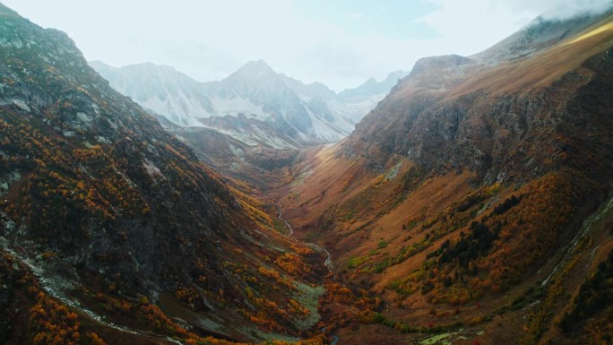 鸟瞰未开发的高地，美丽的山谷和山脉在秋天