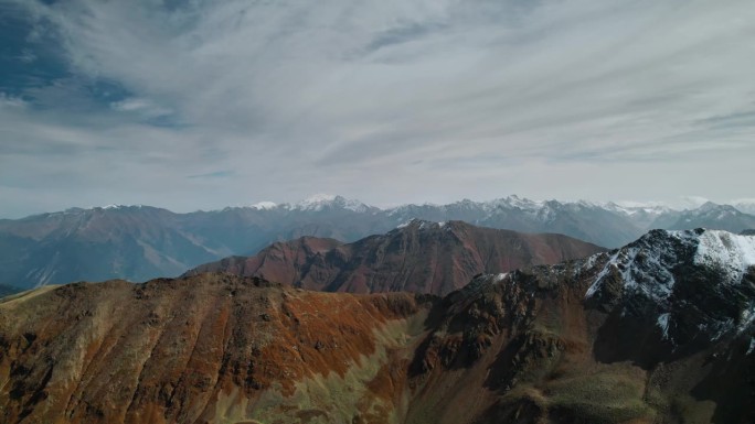 空中全景景观与山，旅行在未开发的领土，自然地标