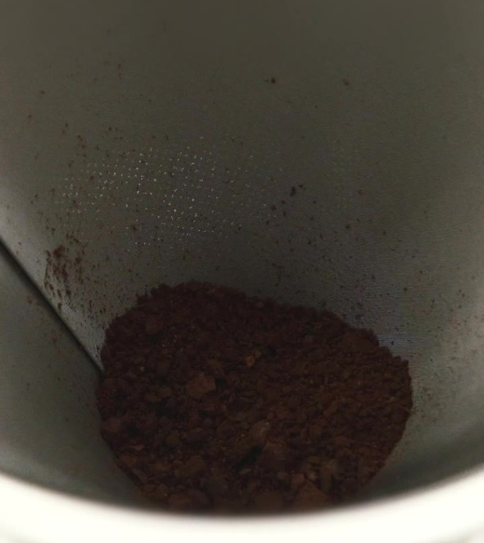 将磨碎的咖啡豆放入不锈钢过滤器中。