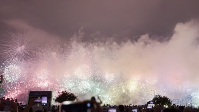 烟花人群夜景国庆节日