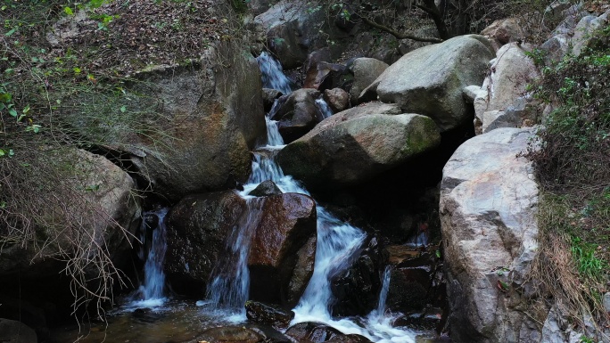 航拍秦岭秋天景色水源地山泉水流溪流河水