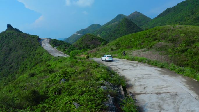 新能源宝马汽车行驶在马路上