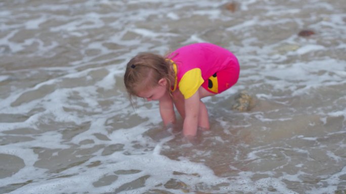 泰国芭提雅沙滩小孩玩水