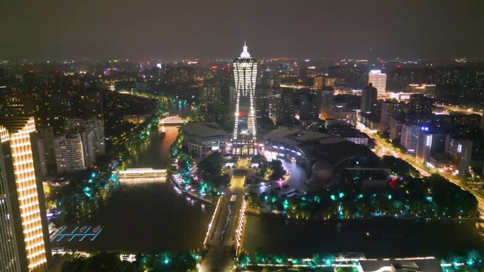 中国杭州下城区西湖文化广场广场。夜间空中俯瞰住宅区，是充满活力的文化、娱乐、城市生活、表演和聚会中心