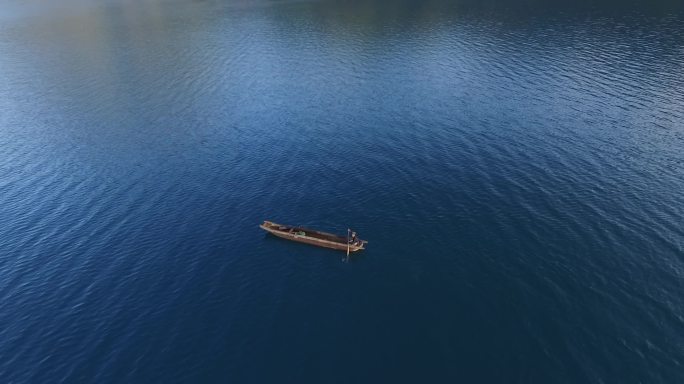 云南泸沽湖水上的船航拍
