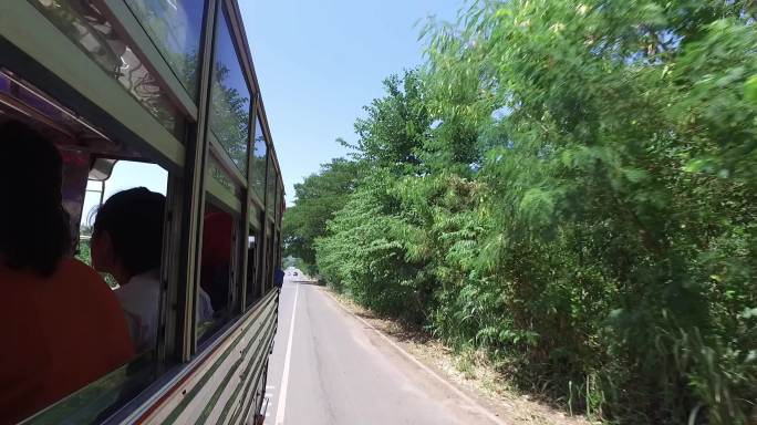 泰国乡间小路公交车行驶